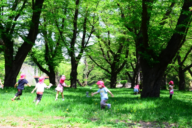 木陰で遊ぶ子どもたち